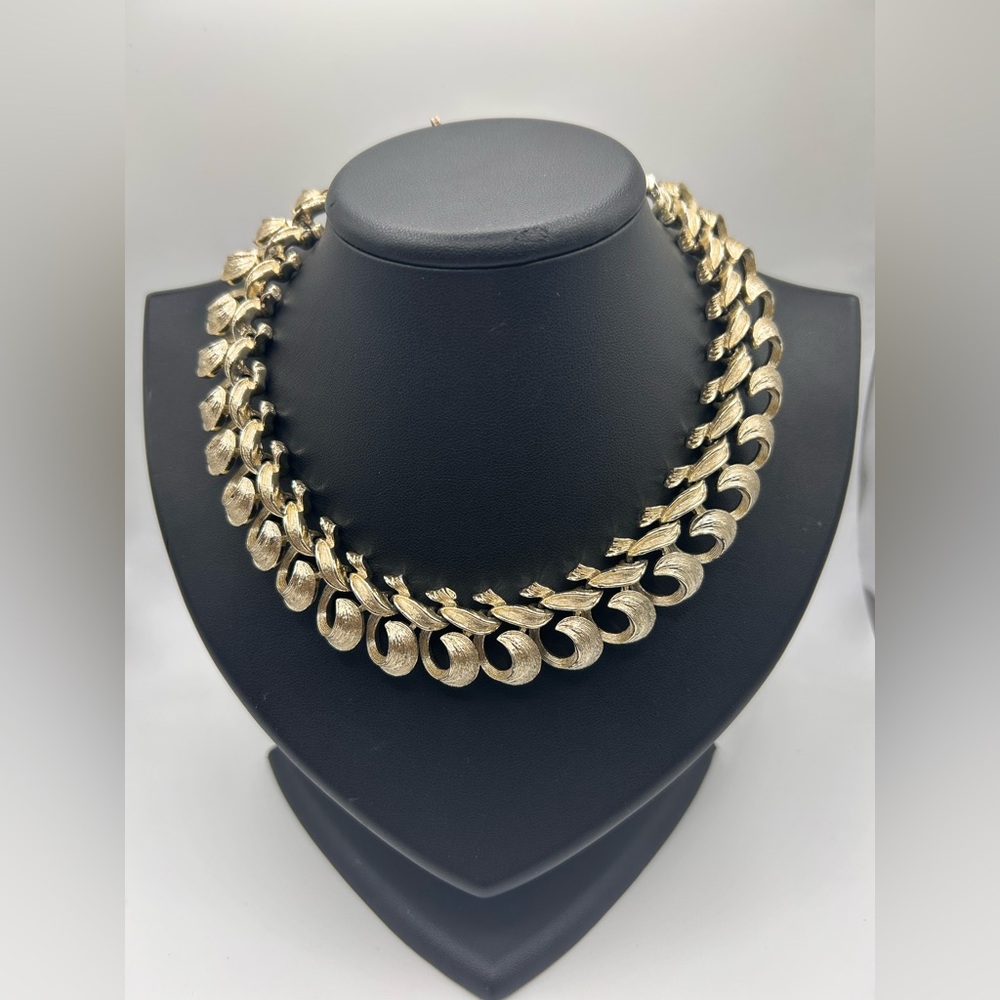 Vintage Signed Lisner Textured Goldtone Leaves Swirl Adjustable Collar Necklace